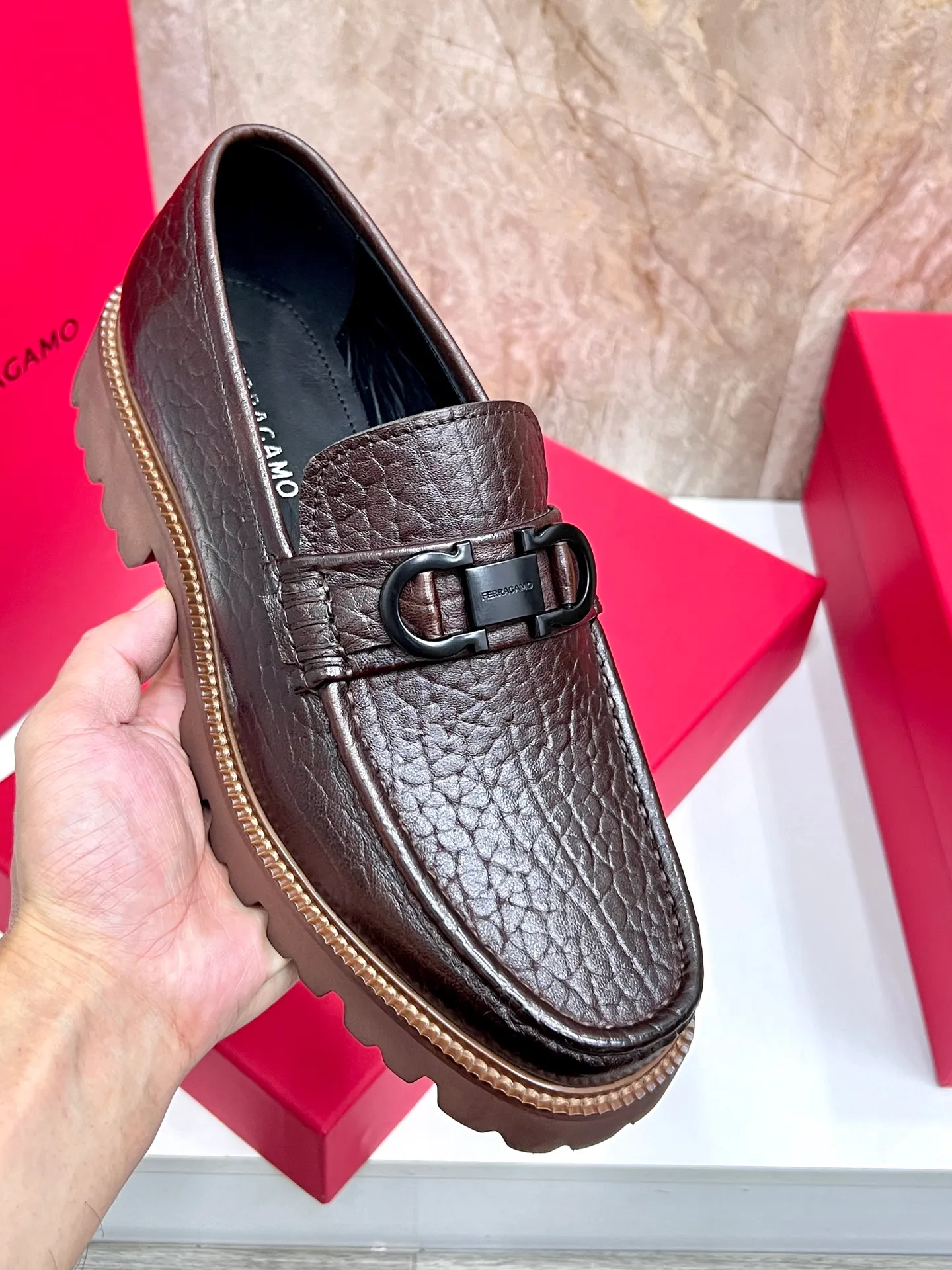 Original quality P580 Brand: Ferragamo Standard size: Men's size 38/44 (45.46 can be customized) Grade: Same style as the official website High-quality men's shoes Material: Customized first-layer calfskin with water-dyed cowhide lining Cowhide tiptoe Original non-slip and wear-resistant rubber outsole Style category: Men's formal business leather shoes are young and fashionable European and American trends British style Casual matching and comfortable feet Color: actual picture